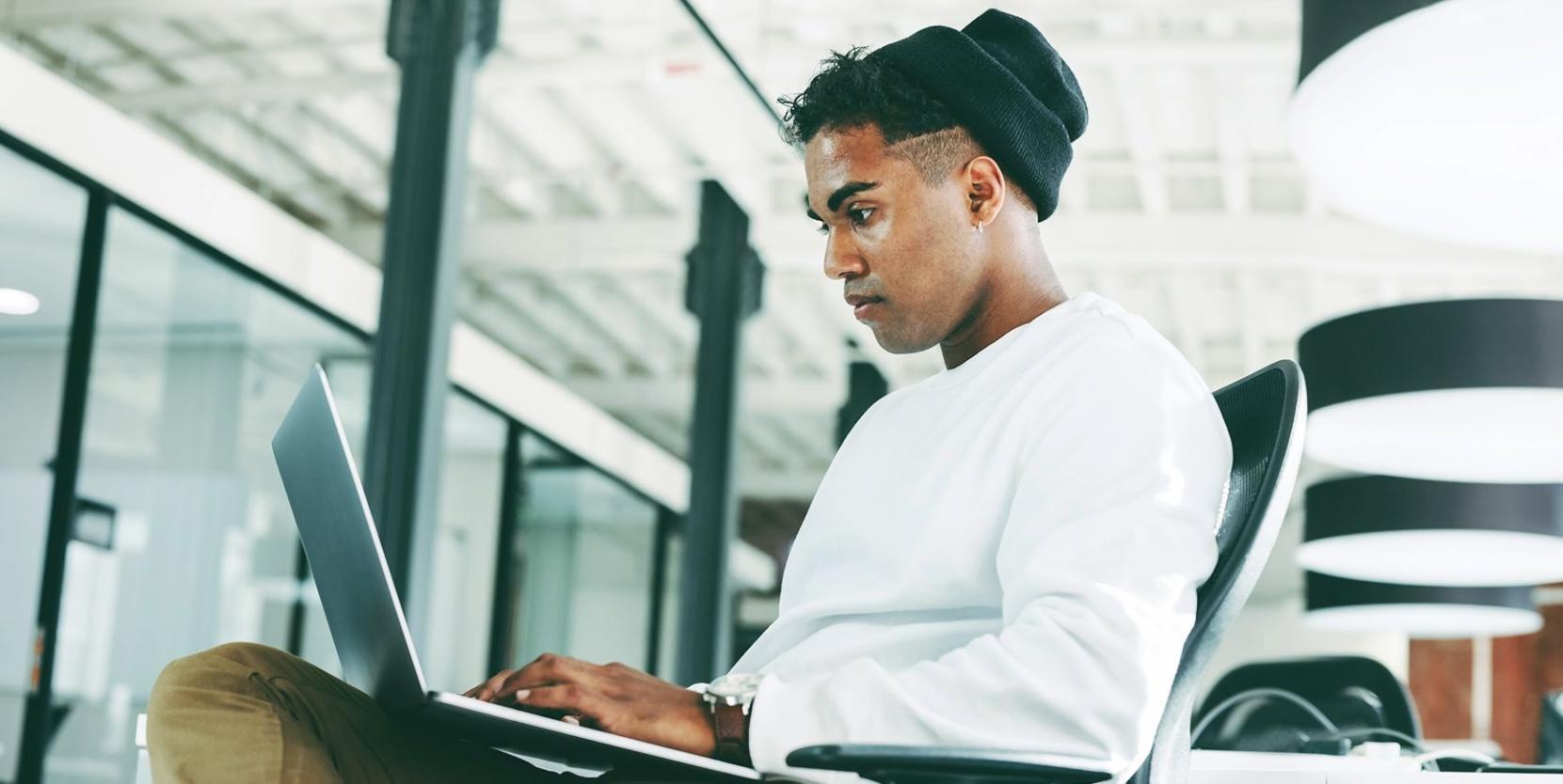 Teilnehmer arbeiten an Finanzplanung während des Webinars